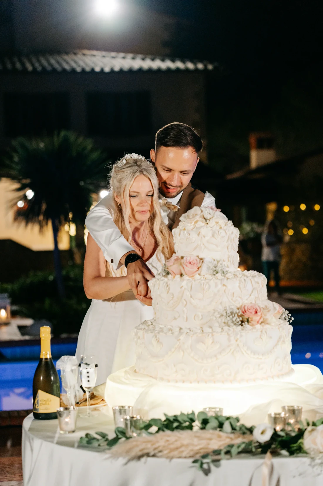 Gemeinsames Anschneiden der Hochzeitstorte